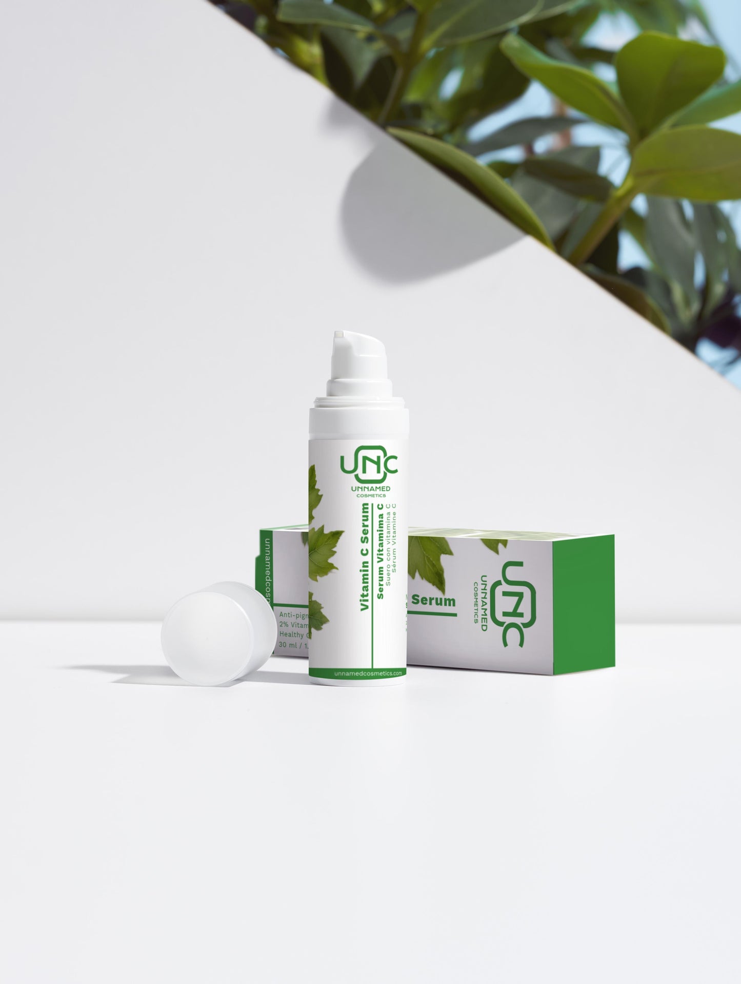 Serum Vitamina C Energizante da Unnamed Cosmetics em embalagem branca e verde com bomba dosadora, ao lado da caixa