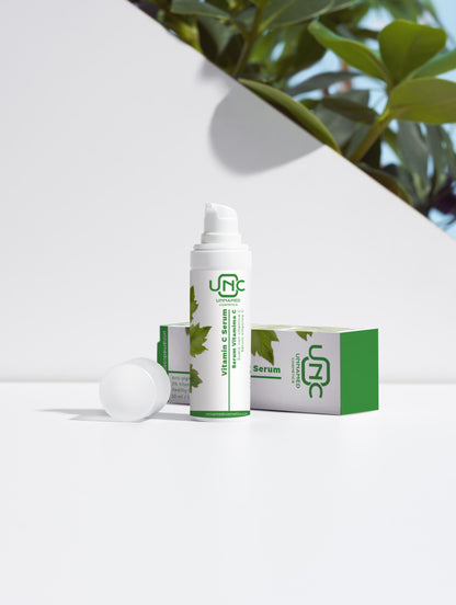 Serum Vitamina C Energizante da Unnamed Cosmetics em embalagem branca e verde com bomba dosadora, ao lado da caixa